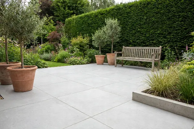 Terras en tuinpad in tegels